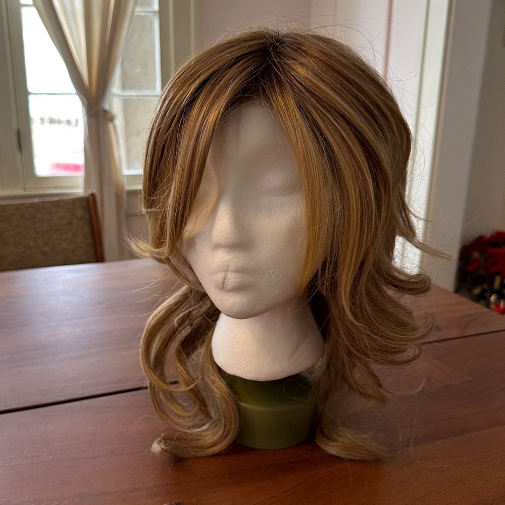 Jon Renau blonde wig
Medium length 
Worn 2 times.